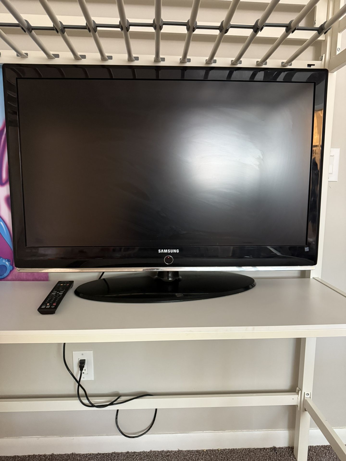 40” SAMSUNG TV with original remote