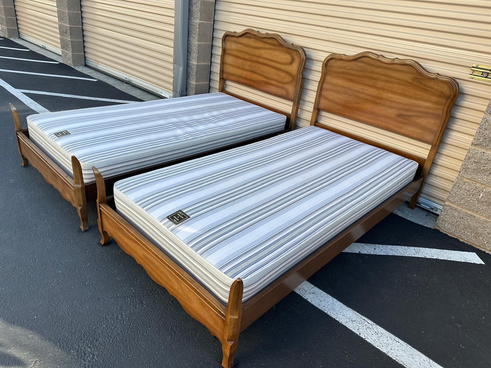 Twin size beds with box mattress and 5” thick memory pads/ camas tamaño individual con boxcolchon