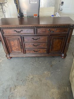 Elegant Traditional Wood Buffet / Sideboard Cabinet