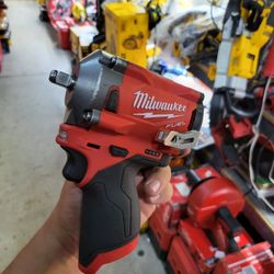 MILWAUKEE M12 CORDLESS IMPACT WRENCH 3/8 IN. STUBBI FUEL BRUSHLESS 