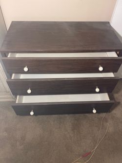 Dresser with 4 drawers