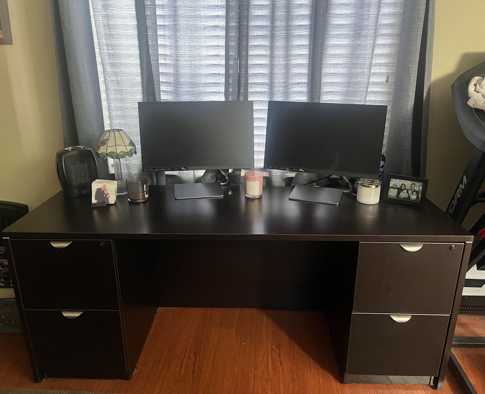 Desk And office chair 