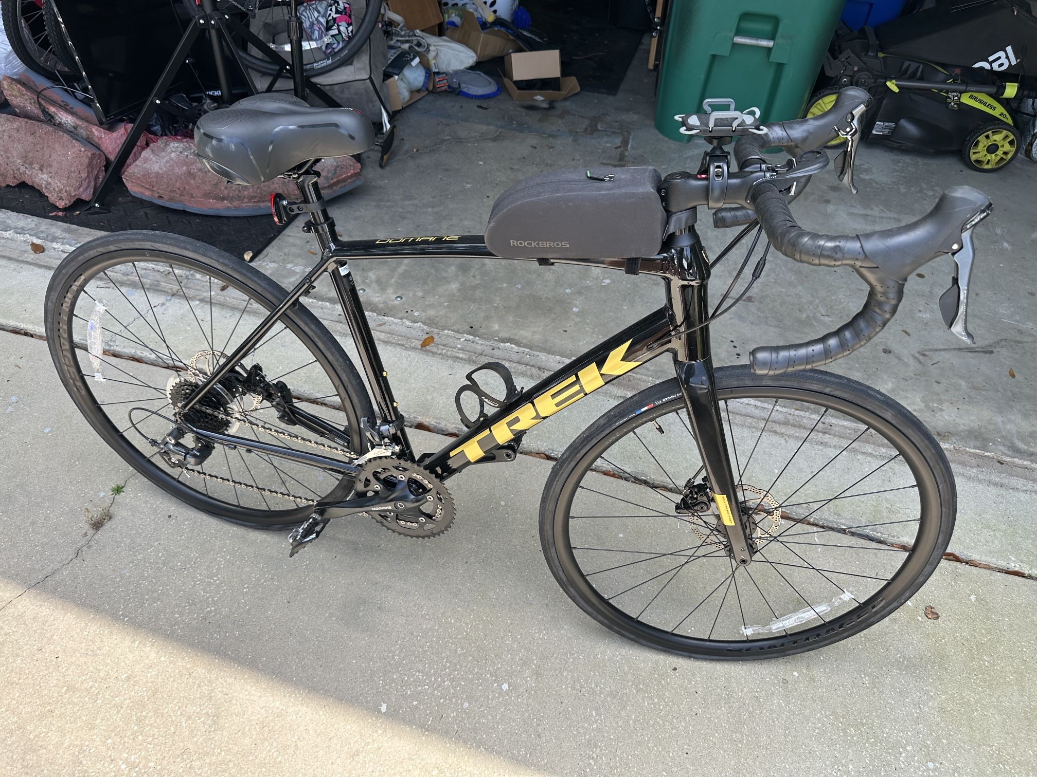 TREK Domane AL2 (56cm) Road Bike