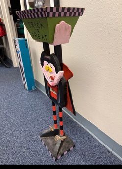 Large Wooden Vampire Halloween Trick-or-Treat Decoration 🎃🧛