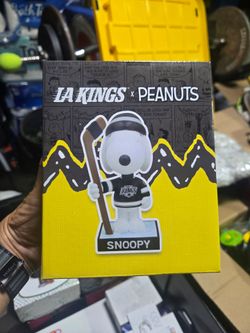 Los Angeles LA Kings Hockey Snoopy Bobblehead Doll Peanuts SGA NHL Schiltz NEW