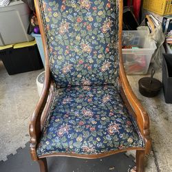 BEAUTIFUL ANTIQUE CHAIR REAL WOOD 🪵 REALLY GOOD CONDITION THE UPHOLESTERY