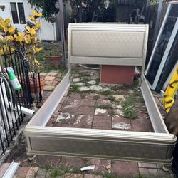 queen bed whit 2 end table