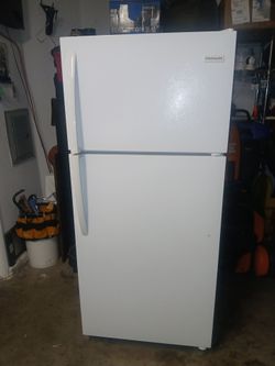 Frigidaire Top-Freezer Refrigerator White