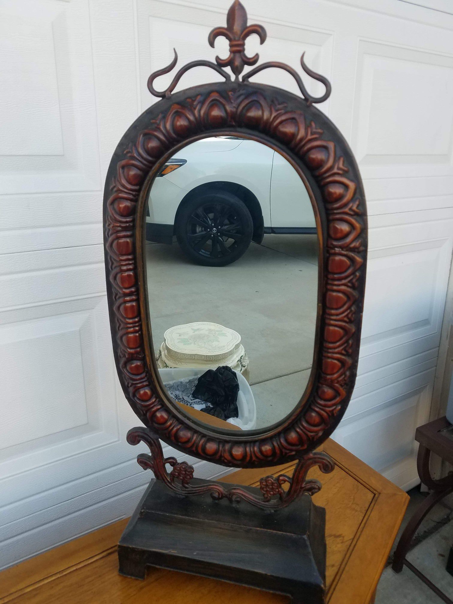 Standing vanity mirror