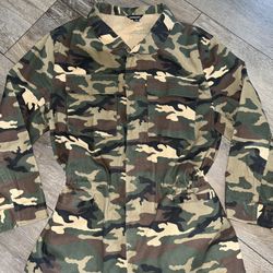 Women’s Medium Military style Camo fashion jacket. 