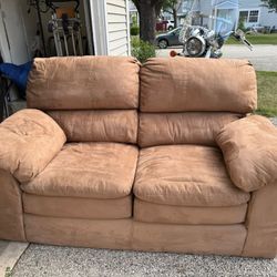 🔥 Loveseat Sofa – Super Comfy & Great Condition