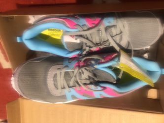 Reebok fun supreme 2.0 girls size 7!! Brand new!!!