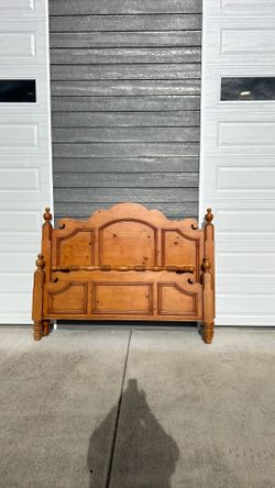 Bedframe, King, Knotty Pine