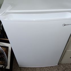 Need gone 10/19, Mint Condition MIDEA Freezer! Only used for gel packs, Never used for meat, Clean