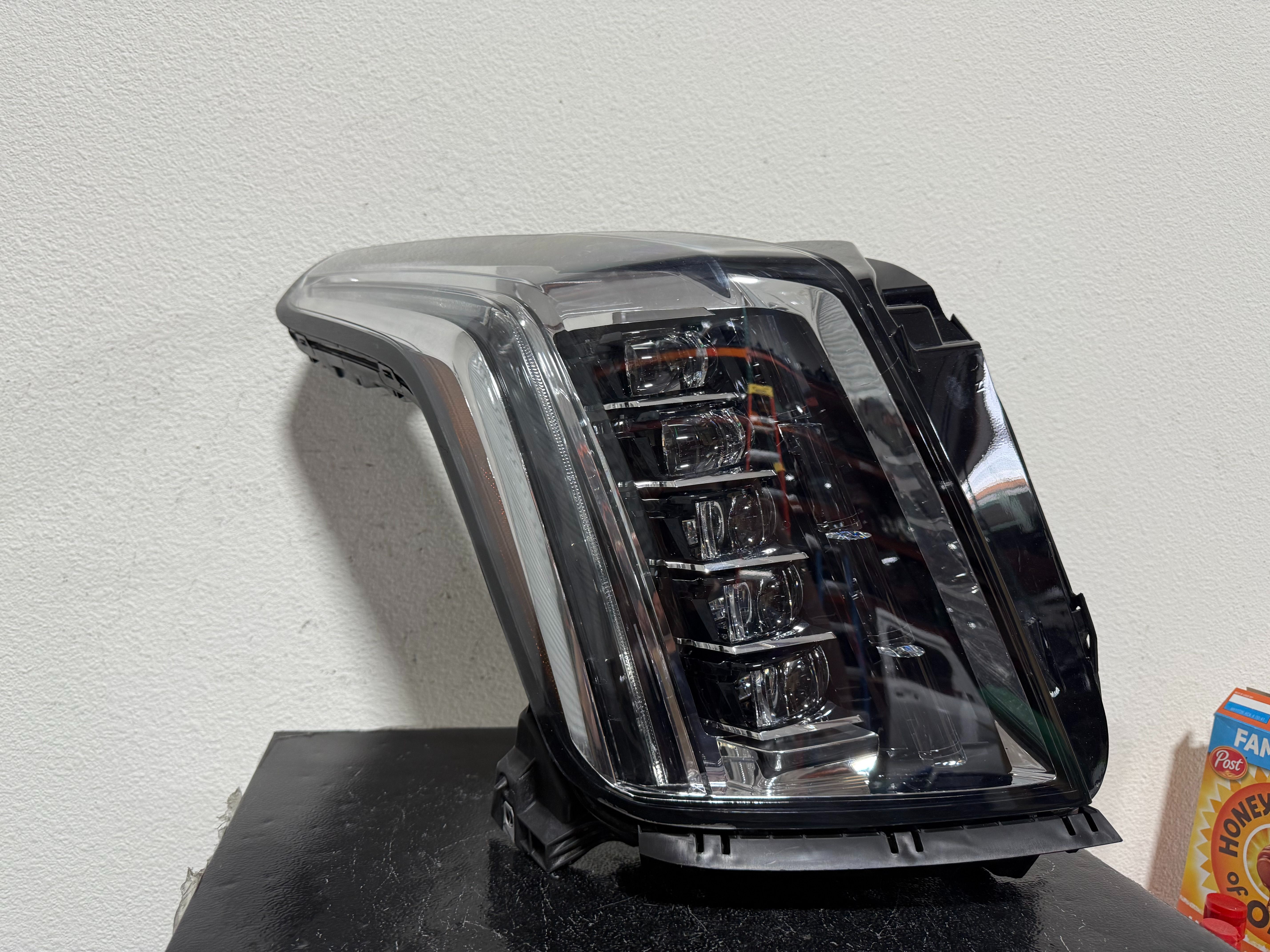 ESCALADE RIGHT HEADLIGHT 2018