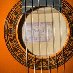 Valencia Classical Guitar + Plush Hard Case