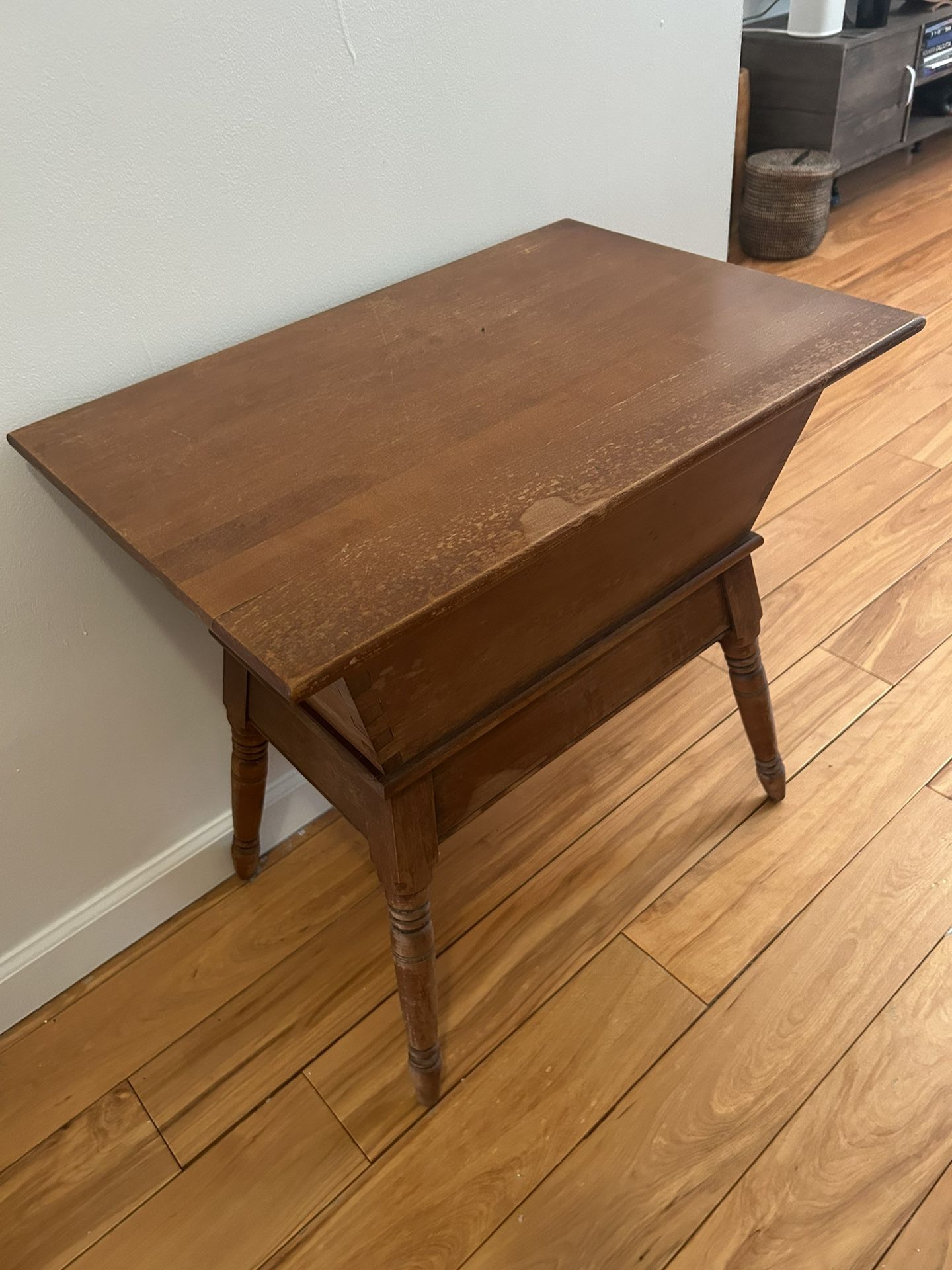 Willett Vintage Mid Century modern Side Table (Bakers Table)