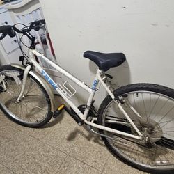 Trek Ladies  Bicycle . 4 Sale Or Trade 