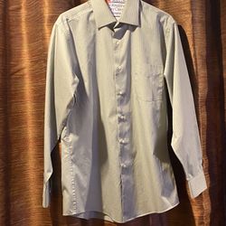 Like New-Men’s, long sleeve button up dress shirt, Size 15-15.5 (32/33). 70% Polyester-30% Cotton