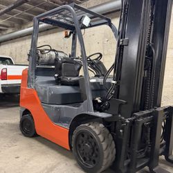 TOYOTA M8 forklift,6600 lb, 3 stage, side shift 