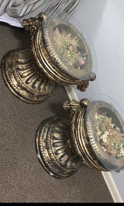 End side tables with the fake dry flowers inside