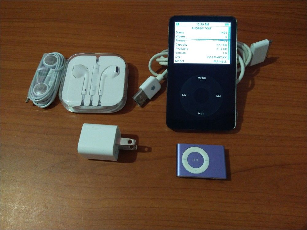 Apple iPod Classic 5th Generation (30 GB) MA146LL/A A1136 W/Extras