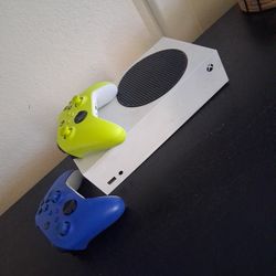 Xbox Series S +2 Controllers 