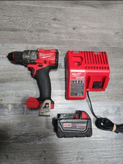MILWAUKEE HAMMER DRILL  WITH M18 XC5.0 BATTERY AND CHARGER LIKE NEW CAT#2904-20