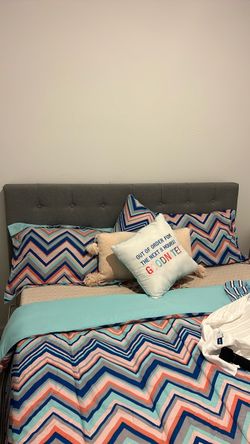 Queen bed New with headset and bed