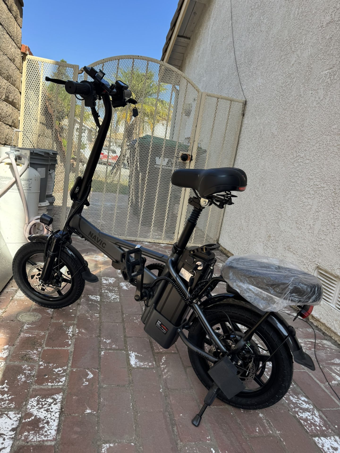 Folding electric bicycle