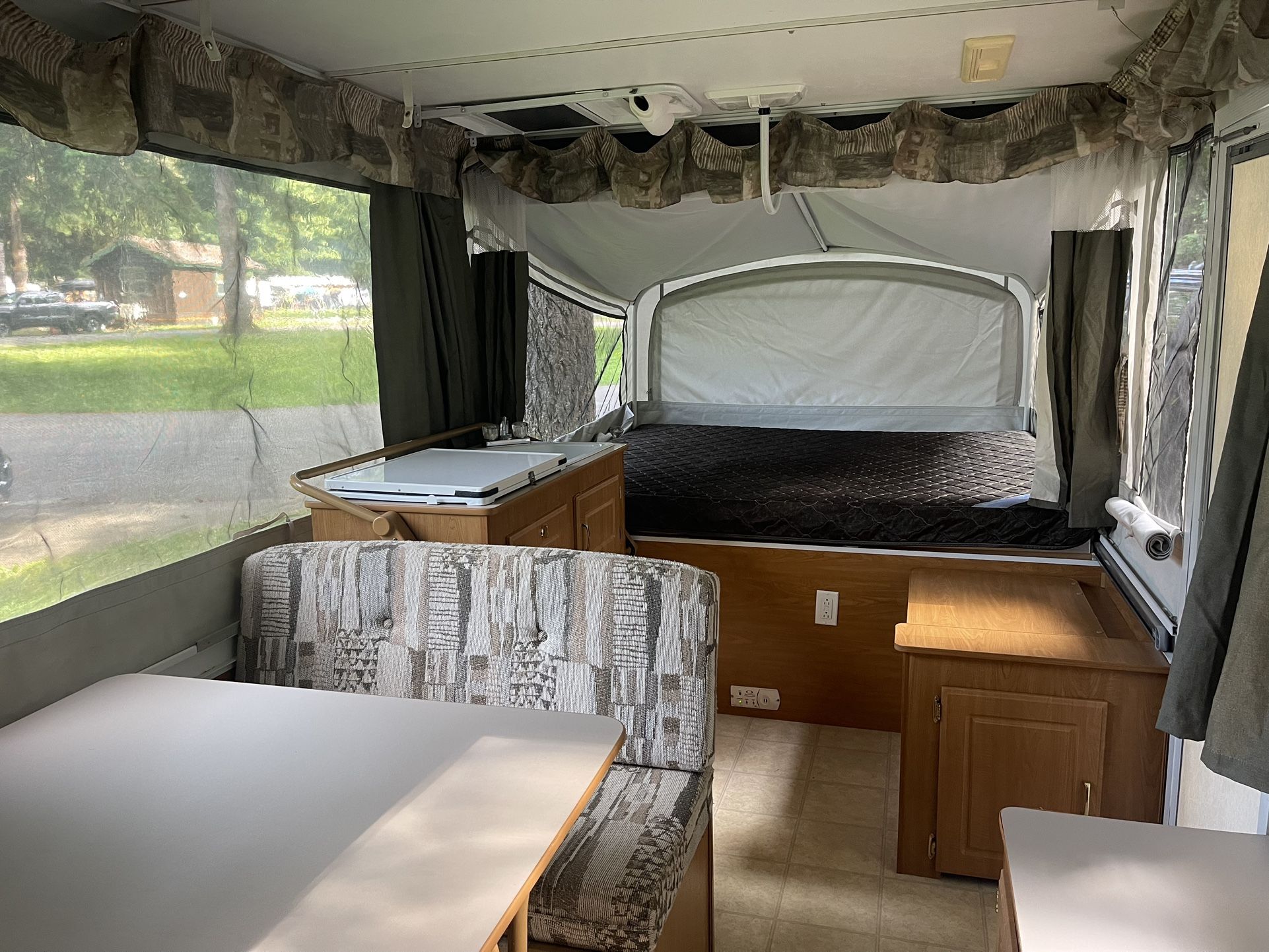 2003 Coleman Santa Fe Pop Up Camper. Excellent Condition!