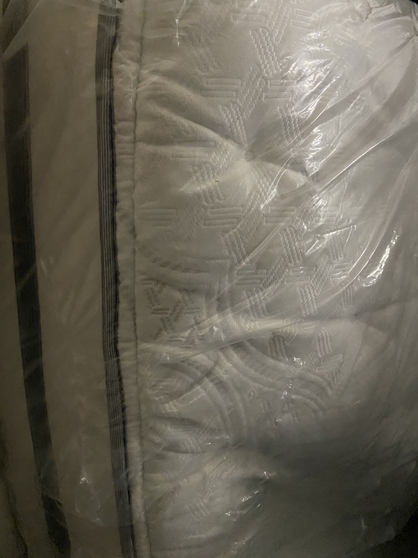 Queen Size Simmons Beautyrest Recharge Model Mattress 200. Boxsprings And Delivery Also Available.