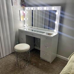 Glam Make Up Vanity