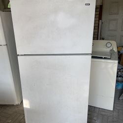 ILL DELIVER FOR FEE! EXCELLENT RUNNING 18 cu ft WHITE FRIDGE. HAS ALL SHELFS  & DRAWERS IN FRIDGE. PERFECT TEMPS IN FRIDGE & FREEZER COMPARTMENTS. ILL