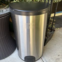 Automatic Kitchen Trash Can. Kitchen Size