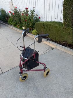 3  wheels walker in good condition easy to fold