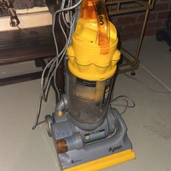 Bagless Upright Vacuum 