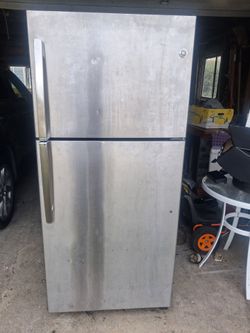 GE Stainless Steel Top-Freezer Refrigerator