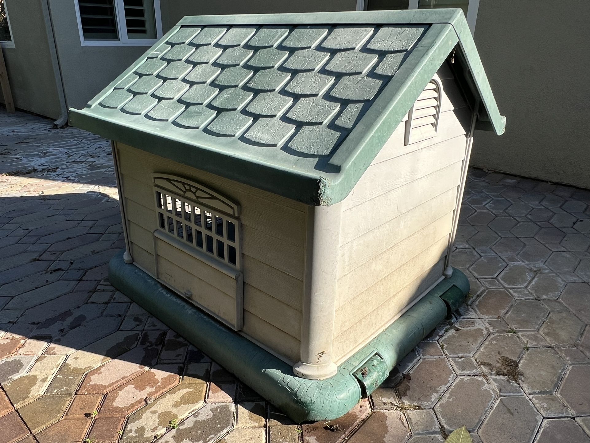 Rubbermaid Outdoor Dog House / Kennel for Sale in Dana Point, CA OfferUp