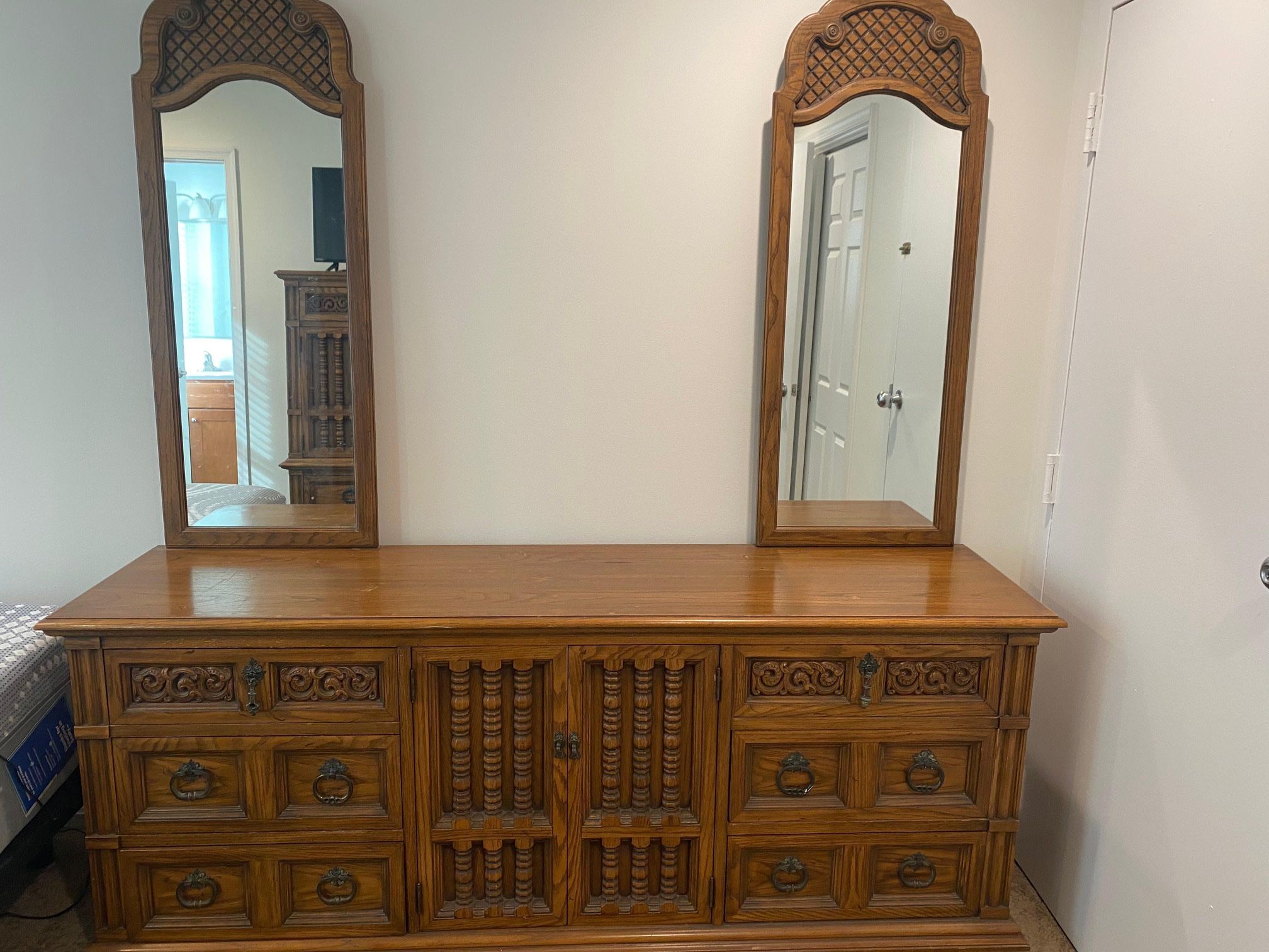 Thomasville Furniture Set In Good Condition