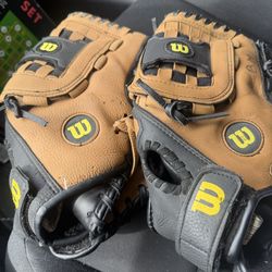 Baseballs gloves size 11 1/2 right hand throw both for 30 dollars (los dos juntos por 30 dls)