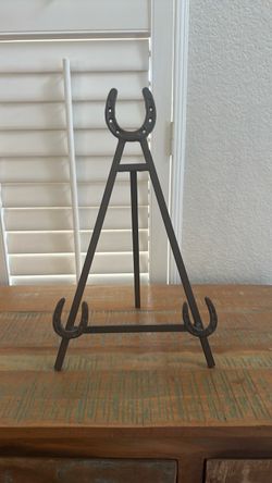 Horseshoe picture easel