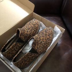 New Clark’s leopard Print Size 6