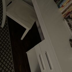 White desk with chair
