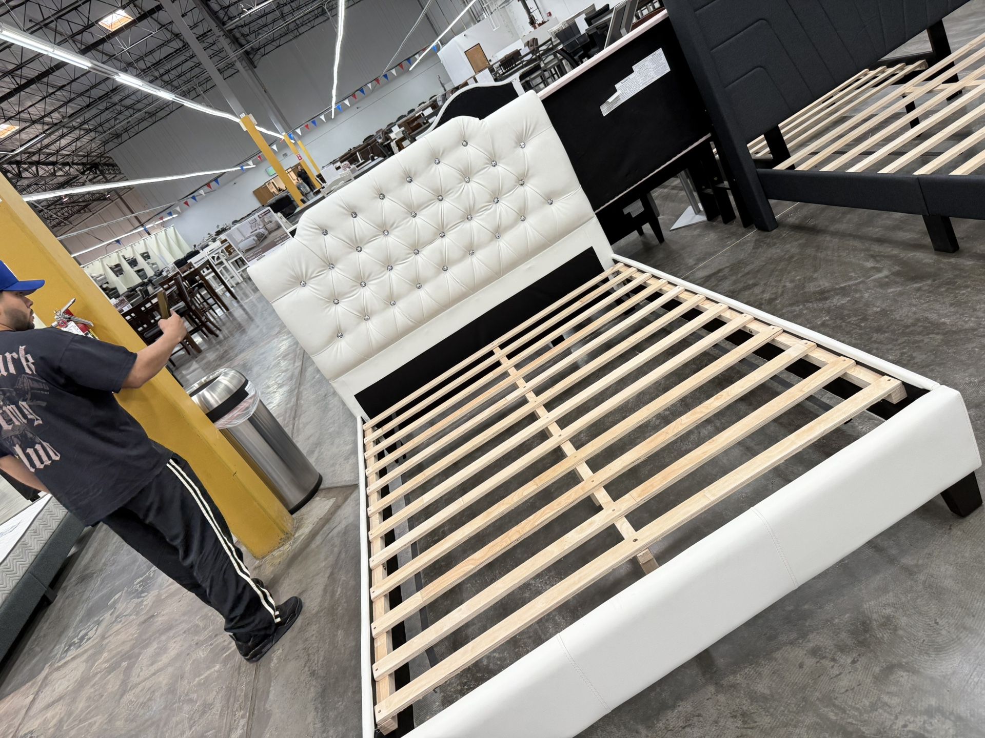 ✨ Queen Upholstered Platform Bed Frame – Tufted Crystal Headboard ✨ Upgrade your bedroom with this modern, glamorous queen bed frame! Features: •