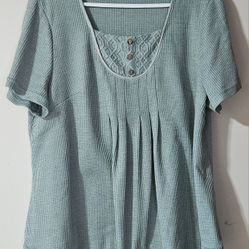 1X Woman's Green Short-Sleeve Pleated Crochet-Hem Top 
