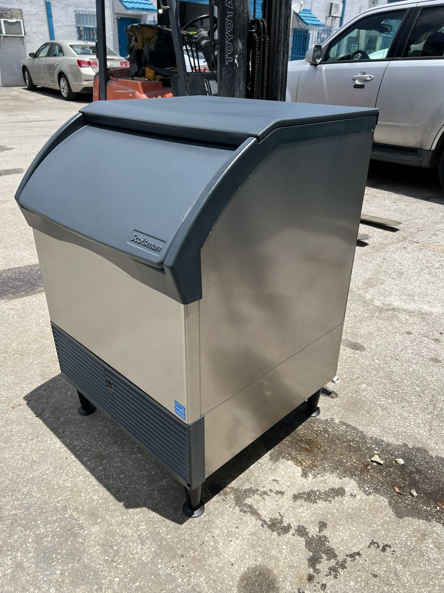 USED SCOTSMAN 200 POUND ICE MACHINE