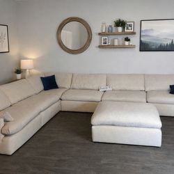 LIKE NEW! 7 Piece CREAM Cloud Modular Sectional Couch (FREE DELIVERY 🚚)
