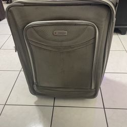 Large clean and strong suitcase with 2 wheels, everything works, measures long 18 inches, wide 12 inches and high 26 inches