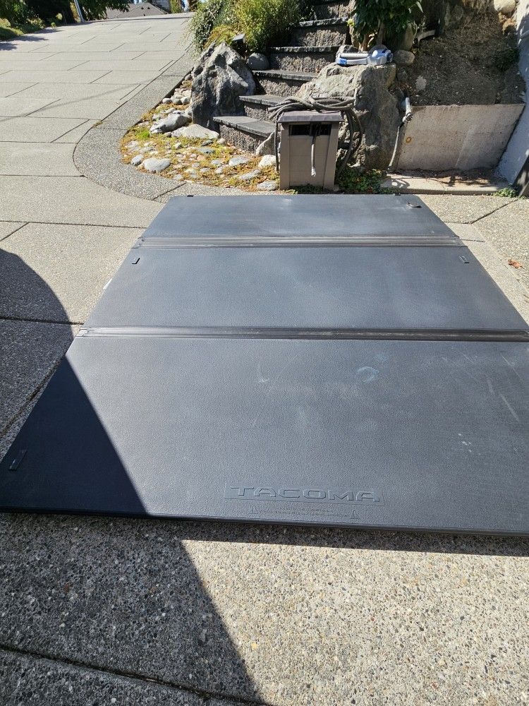 2019 Toyota Tacoma Hard Top Bed Cover